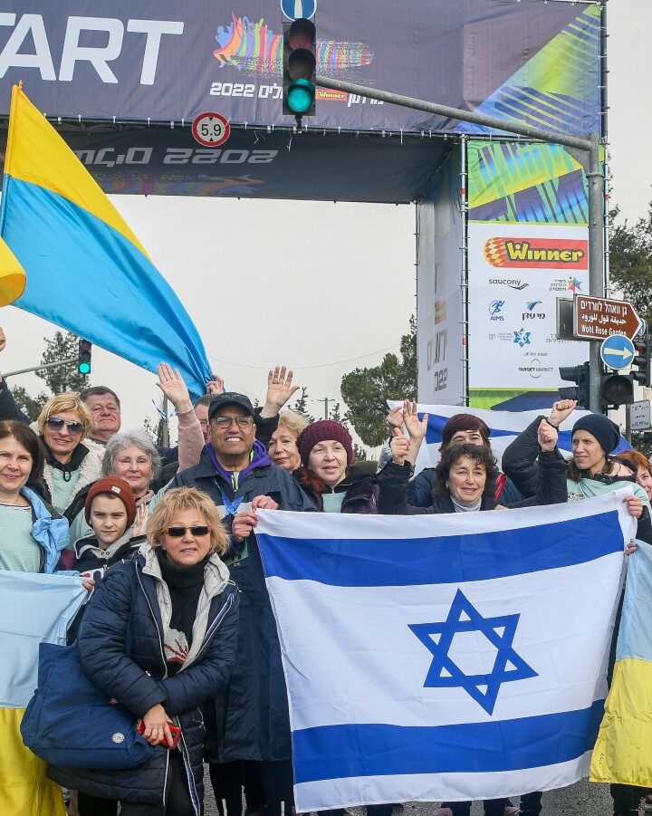 Jerusalem mayor Moshe Leon, center, with Ukrainian Jewish immigrants as thousands of runners take part in the annual marathon in Jerusalem, March 25, 2022. Photo by Arie Leib Abrams/Flash90