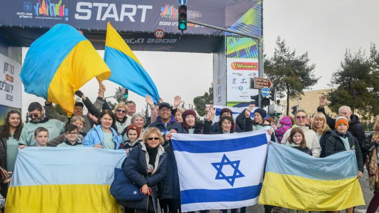 Jerusalem mayor Moshe Leon, center, with Ukrainian Jewish immigrants as thousands of runners take part in the annual marathon in Jerusalem, March 25, 2022. Photo by Arie Leib Abrams/Flash90