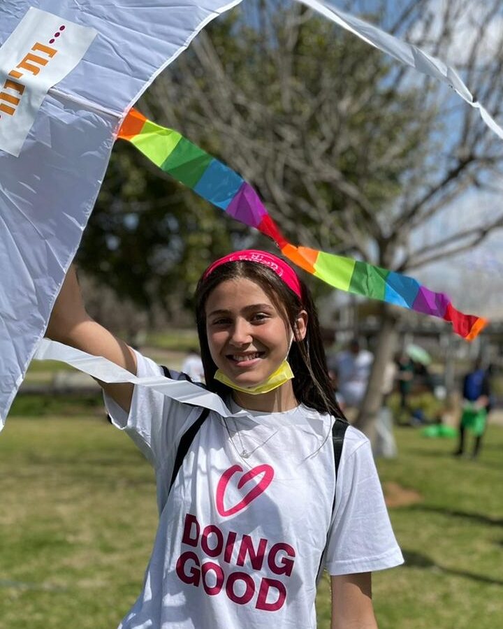 Flying kites with positive words of encouragement on last year’s Good Deeds Day in Israel. Photo courtesy of Ruach Tova