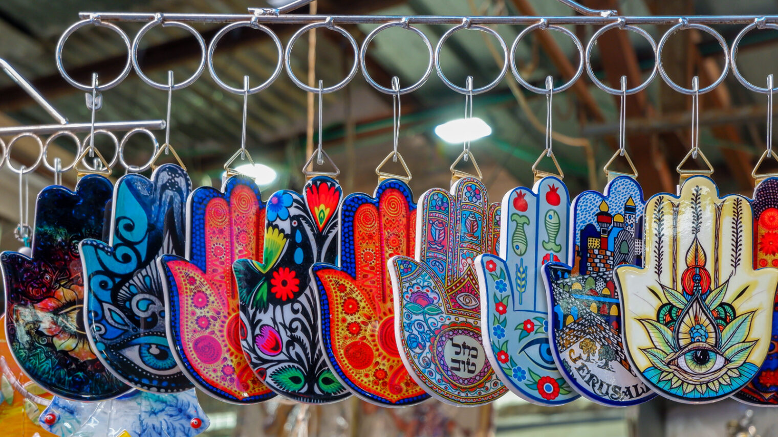 Сувениры Hamsa для продажи в Тель-Авиве. Фото через Shutterstock