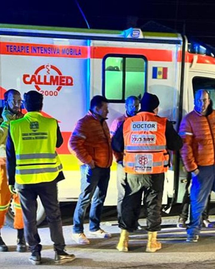 United Hatzalah personnel during the transfer of an injured Ukrainian family at the Ukraine-Moldova border. Photo courtesy of United Hatzalah