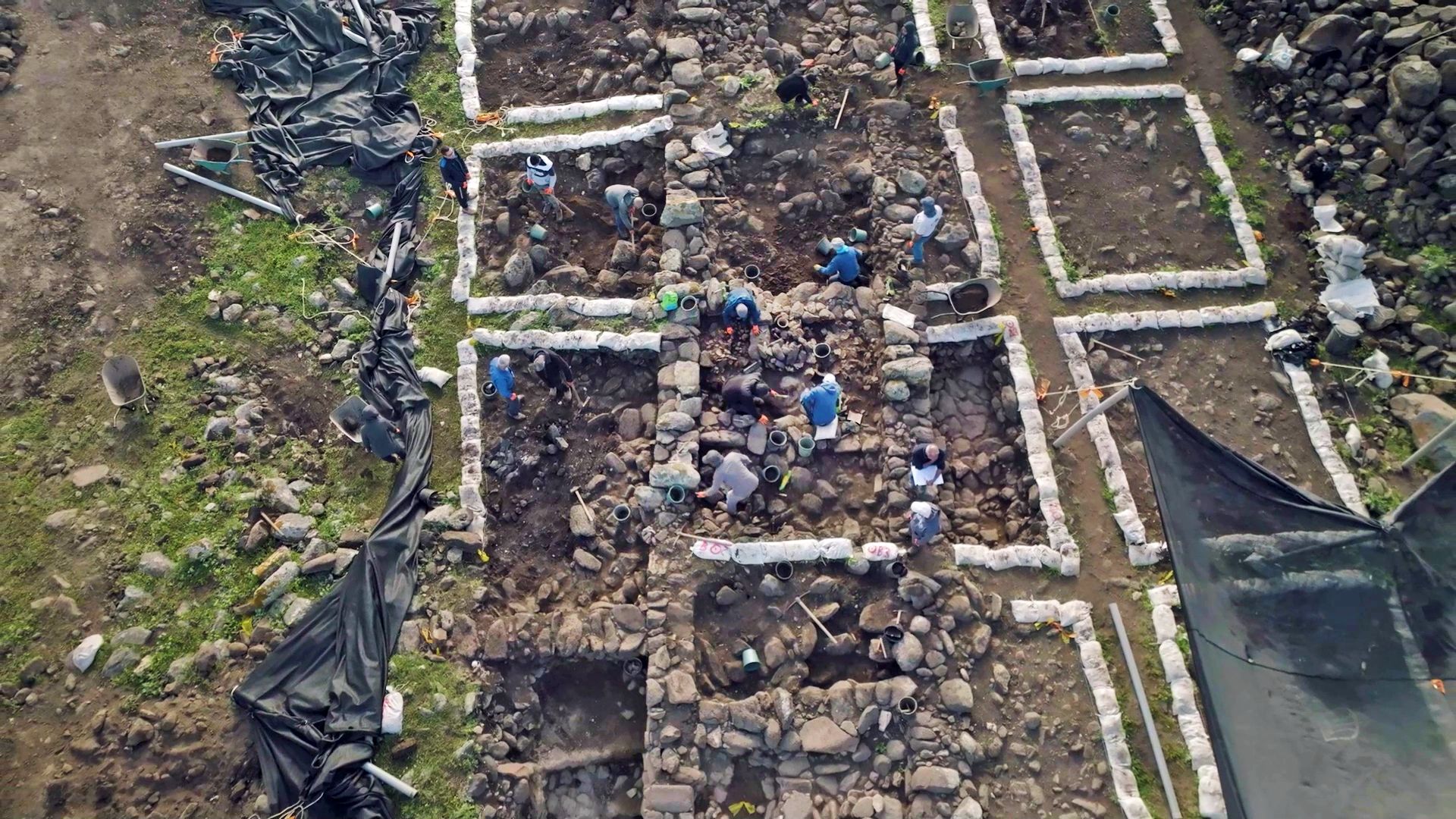 Birdâ€™s eye view of excavations. Photograph by Emil Aladjem, Israel Antiquities Authority.