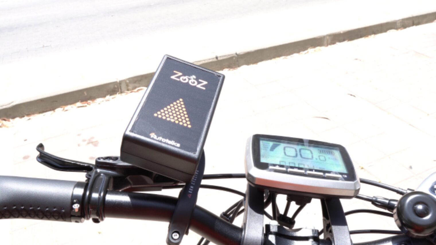 The ZooZ device fitted to bicycle handlebars. Photo courtesy of Autotalks