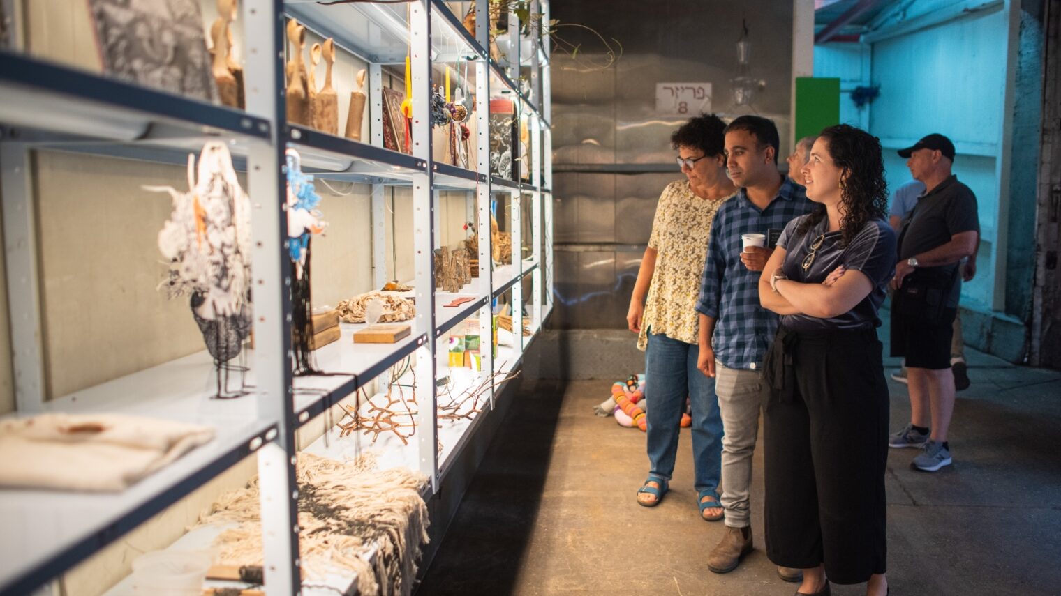 Visitors at Zumu’s mobile museum in Nahariya. Photo by Yair Meyuhas/Studio ZooZ