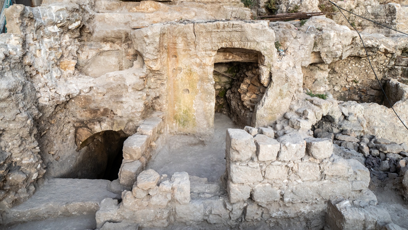 View of the ritual bath (left) and surrounding remains of Herodian-period structures. Photo by Assaf Peretz/Israel Antiquities Authority