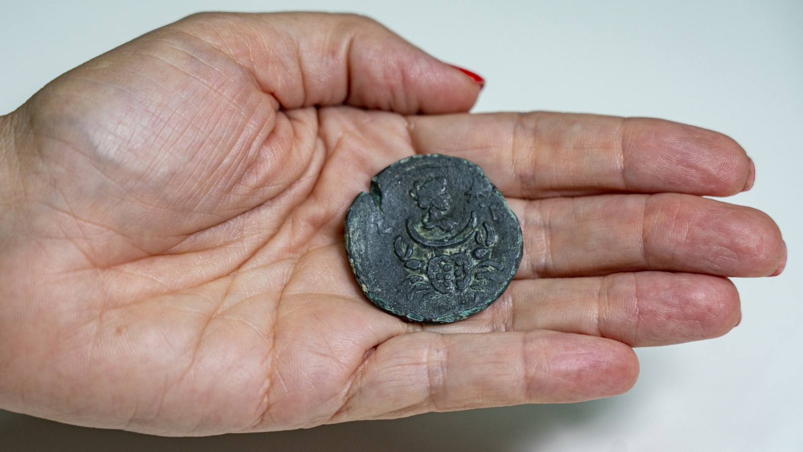 The coin bearing the image of Luna, the goddess of the moon. Below it appears the sign of Cancer. Photo: Yaniv Berman/Israel Antiquities Authority
