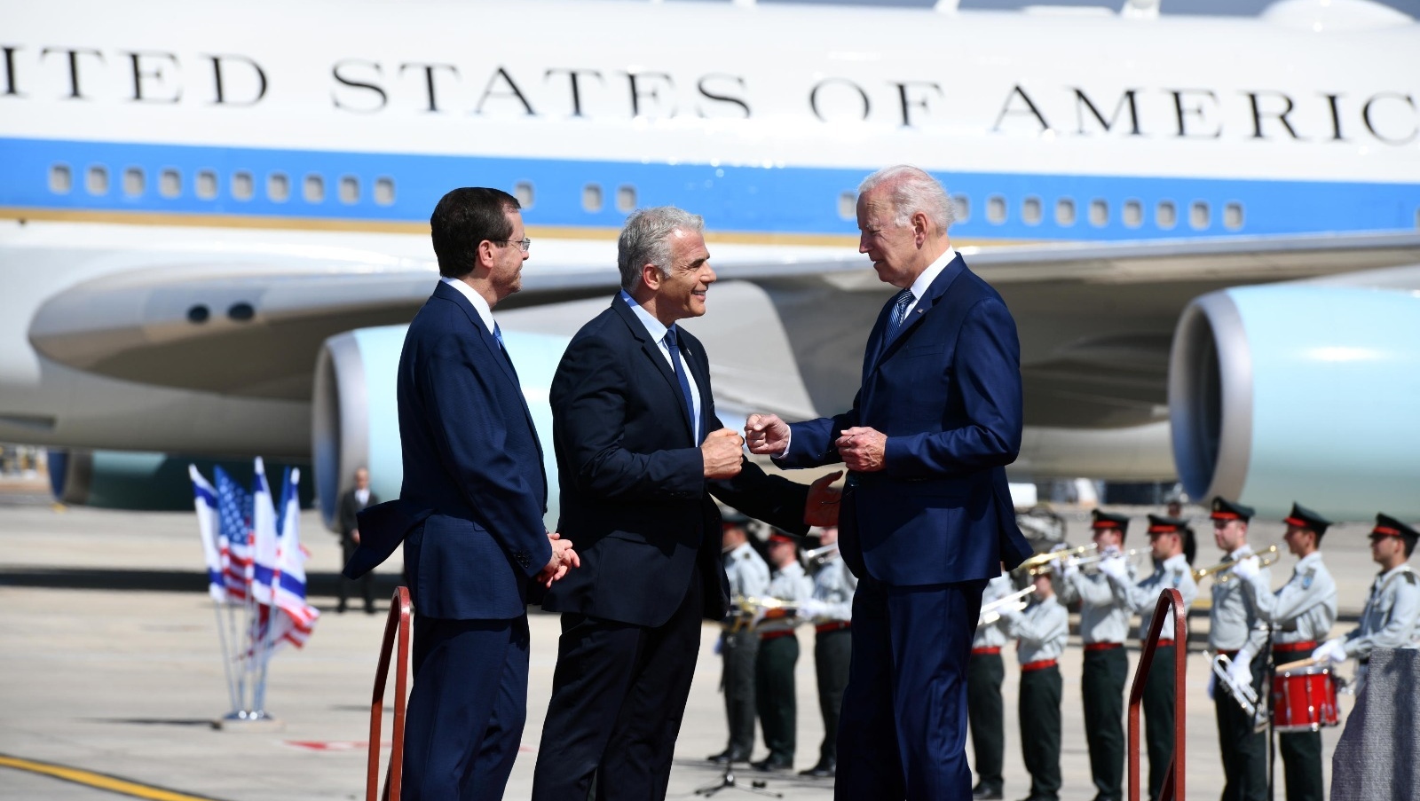US President Joe Biden greeting Israeli Prime Minister Yair Lapid and President Isaac Herzog. Photo by Haim Zach (GPO)