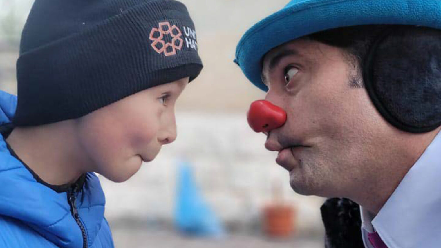 Ariel Keren, aka Slinky the Clown, cheering a young Ukrainian refugee in Moldova. Photo courtesy of Dream Doctors