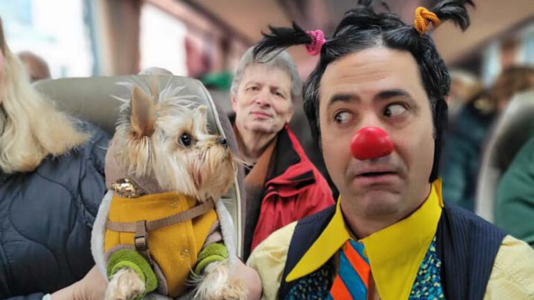 Ariel Keren, aka Slinky the Clown, accompanying Ukrainian refugees (and their pets) on a bus in Moldova. Photo courtesy of Dream Doctors