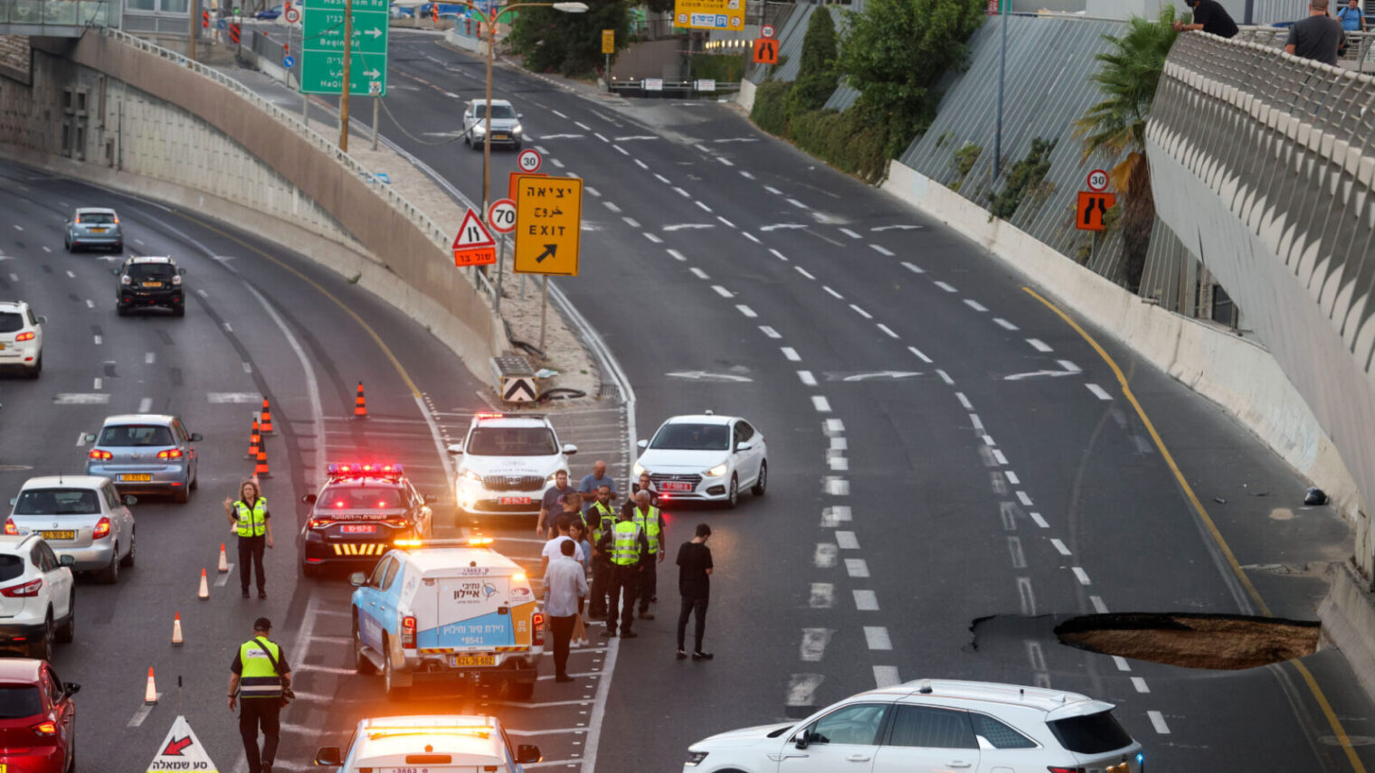 Rescue and police forces at the site of a sinkhole in the Ayalon highway in Tel Aviv, September 17, 2022. Photo by Avshalom Sassoni/FLASH90