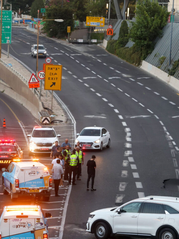 Rescue and police forces at the site of a sinkhole in the Ayalon highway in Tel Aviv, September 17, 2022. Photo by Avshalom Sassoni/FLASH90