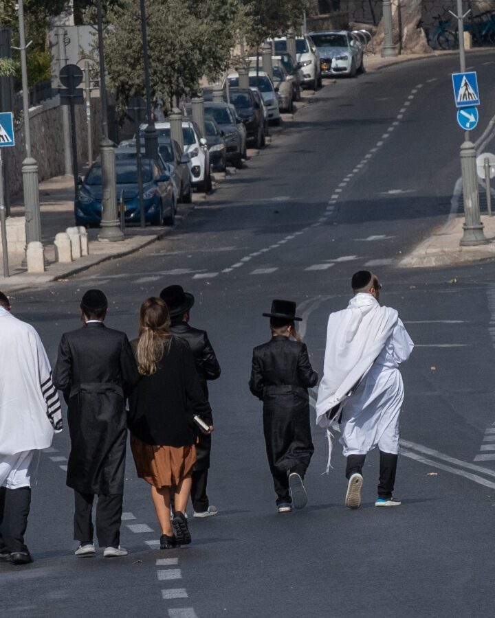 Walking and scootering on empty Jerusalem roads on Yom Kippur, September 16, 2021. Photo by Flash90