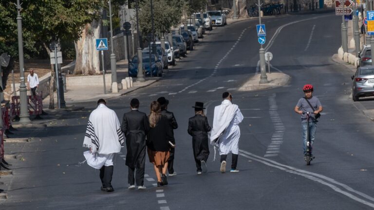 Walking and scootering on empty Jerusalem roads on Yom Kippur, September 16, 2021. Photo by Flash90