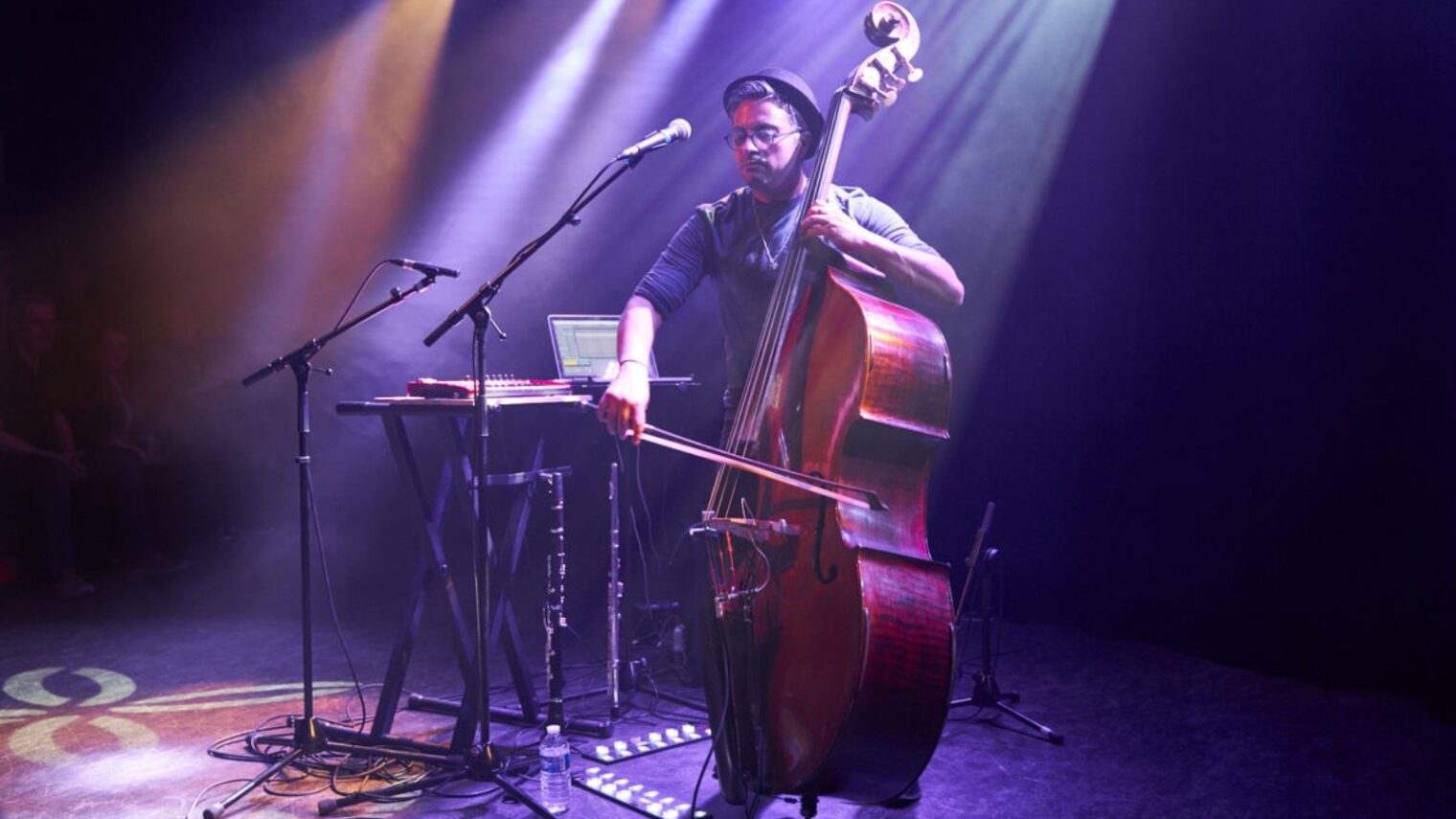Adam Ben Ezra performing at Le Pediluve, Chatenay-Malabry, 2019. Photo by Raphael Perez