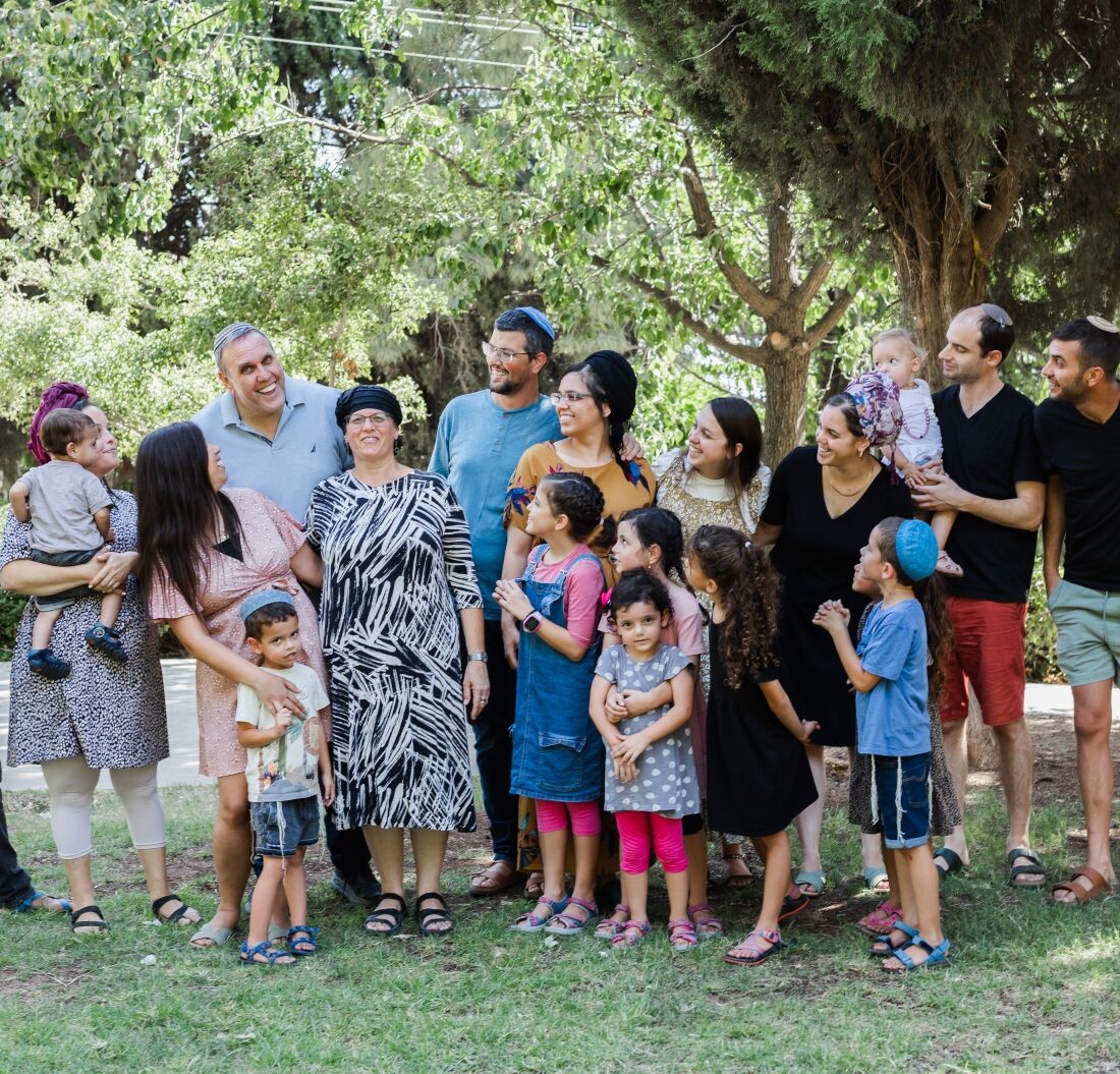 Kidney donor Rony Zigler, his wife Orit, surrounded by their children and grandchildren. Photo by Shai Ofek