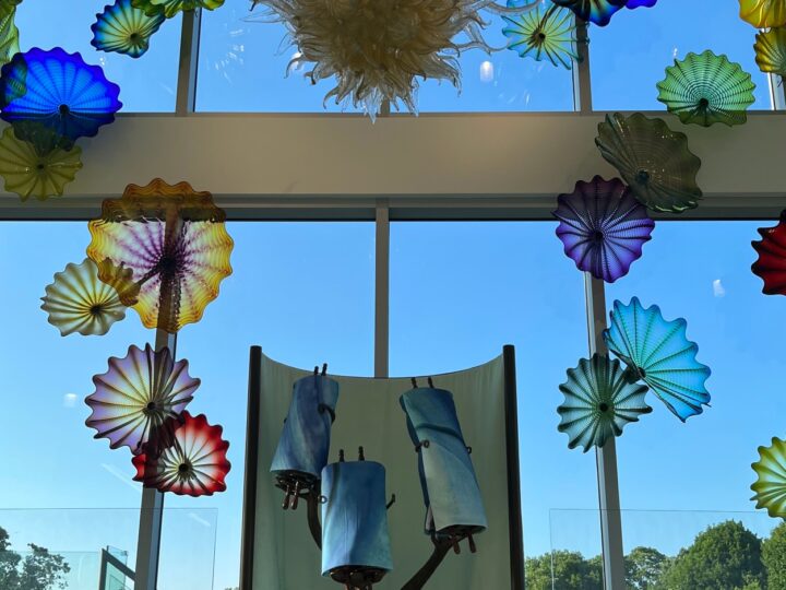 Dale Chihuly’s glass installation is accompanied by fabric decorations created using digital textile printing technology. Photo courtesy of Kornit Digital. © 2022 Chihuly Studio. All rights reserved