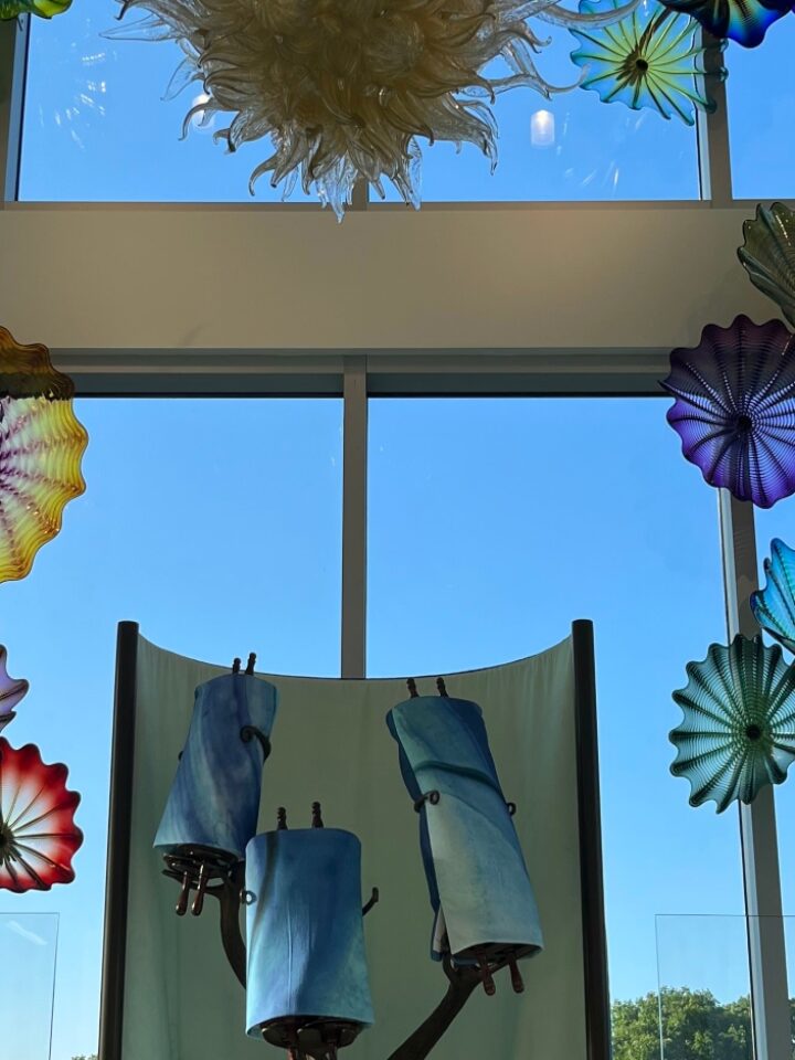 Dale Chihuly’s glass installation is accompanied by fabric decorations created using digital textile printing technology. Photo courtesy of Kornit Digital. © 2022 Chihuly Studio. All rights reserved