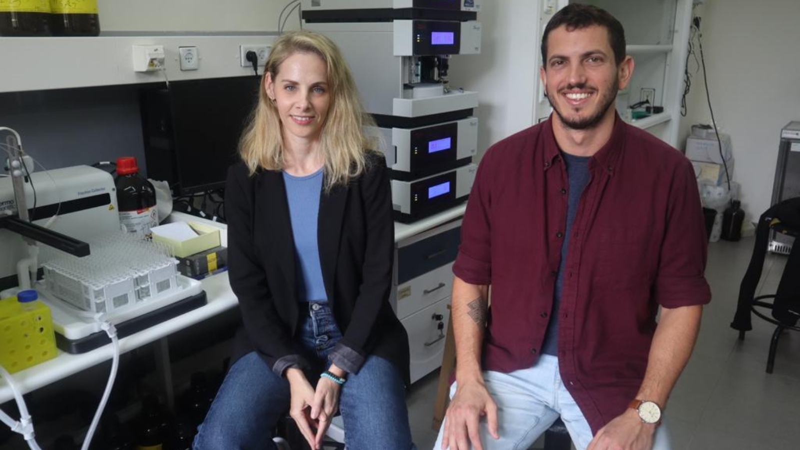 Dr. Ayala Lampel and PhD student Itai Katzir, who led the research on technology that will allow controlled encapsulation and release of molecules by exposure to UV light. Photo courtesy of Tel Aviv University