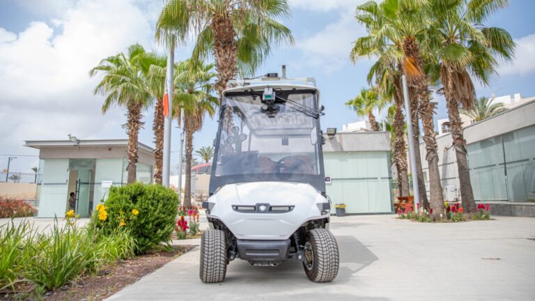 A self-driving cart to ferry you around a campus or resort