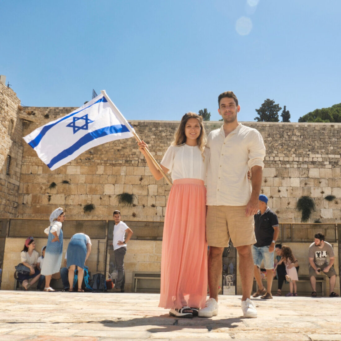 Oxana Bar and Gaston Kirsman show Spanish-speakers the beautiful and positive sides of Israel.