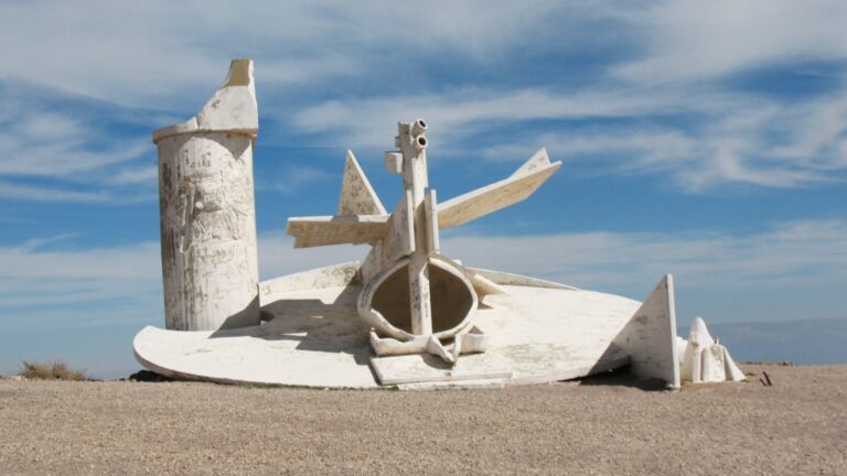 Igael Tumarkin's sculpture at Moab Lookout, Arad. Photo by ynhockey via Wikimedia Commons