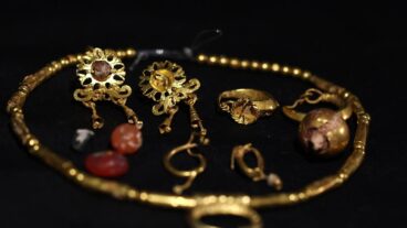 Ancient jewels displayed to public for the first time. Photo by Emil Aladjem/IAA