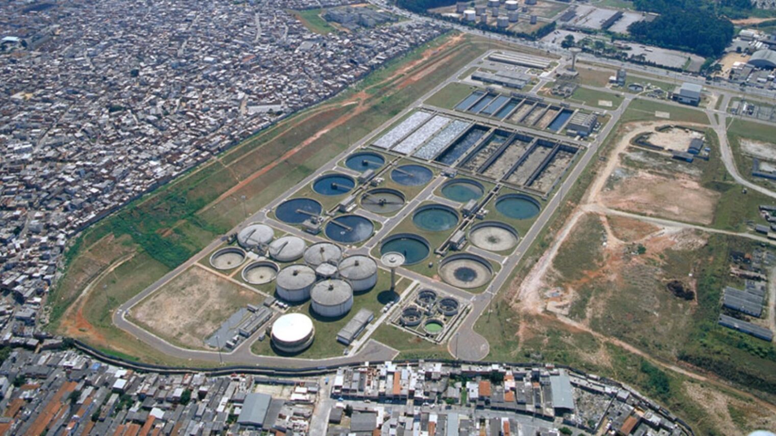 Lodologic will bring Israeli technology facility to this this Brazilian plant treating over 310 tons of sludge from 4 million residents, every day. Photo courtesy of Lodologic