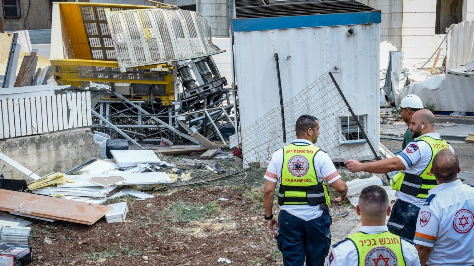 The site where a large container fell in a construction site, leaving two dead and several injured, in northern Israel, August 21, 2022. Photo by Roni Ofer/Flash90