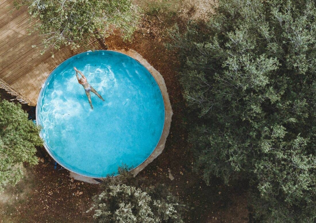 The circular pool at Slowness Hotel. Photo by Miriam Van Laâ€™ar
