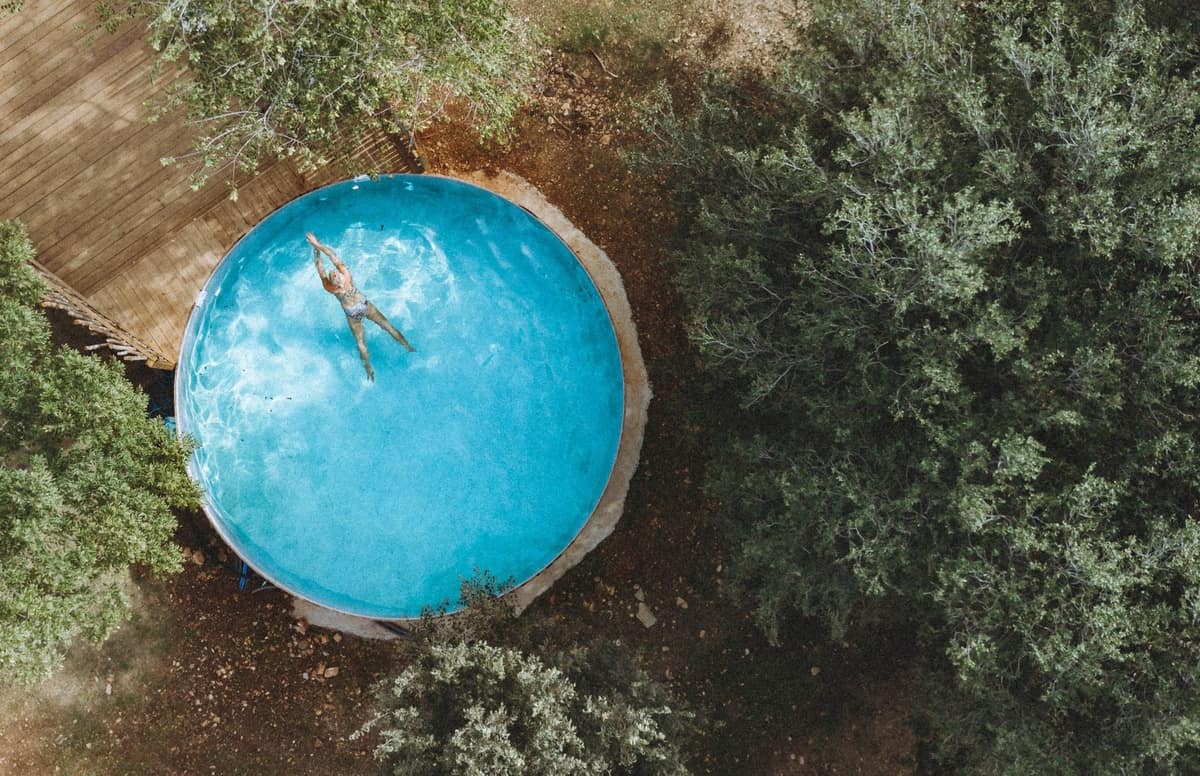 The circular pool at Slowness Hotel. Photo by Miriam Van La’ar