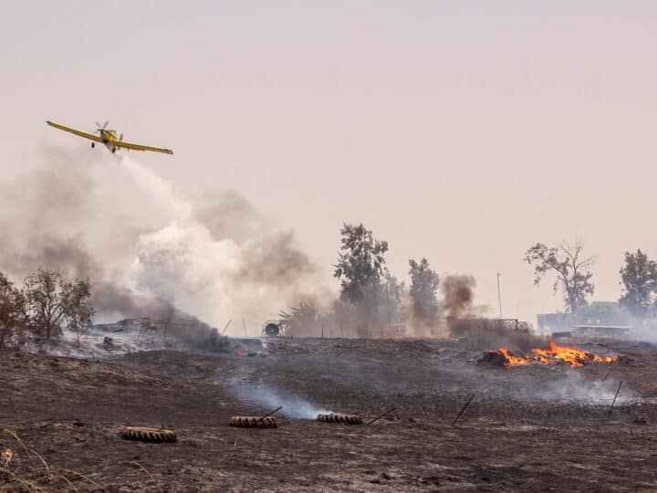 An Israeli firefighting plane extinguishes a fire at Moshav Kedma in 2021. Photo by Gershon Elinson/Flash90