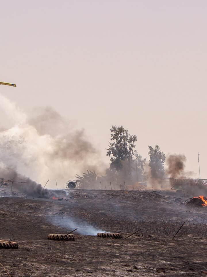 An Israeli firefighting plane extinguishes a fire at Moshav Kedma in 2021. Photo by Gershon Elinson/Flash90