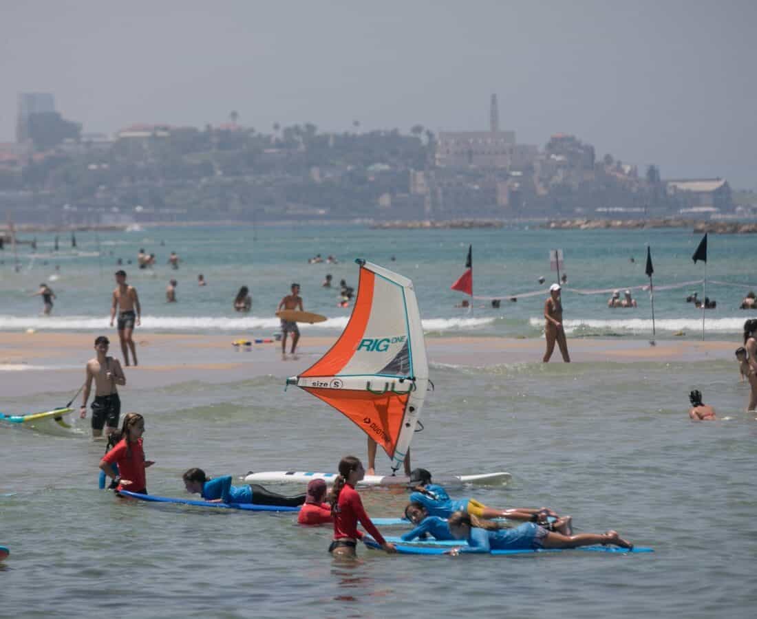 Israelis and tourists enjoy the beach in Tel Aviv during a heatwave on July 17, 2023. Photo by Miriam Alster FLASH90