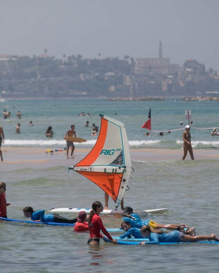 Israelis and tourists enjoy the beach in Tel Aviv during a heatwave on July 17, 2023. Photo by Miriam Alster FLASH90