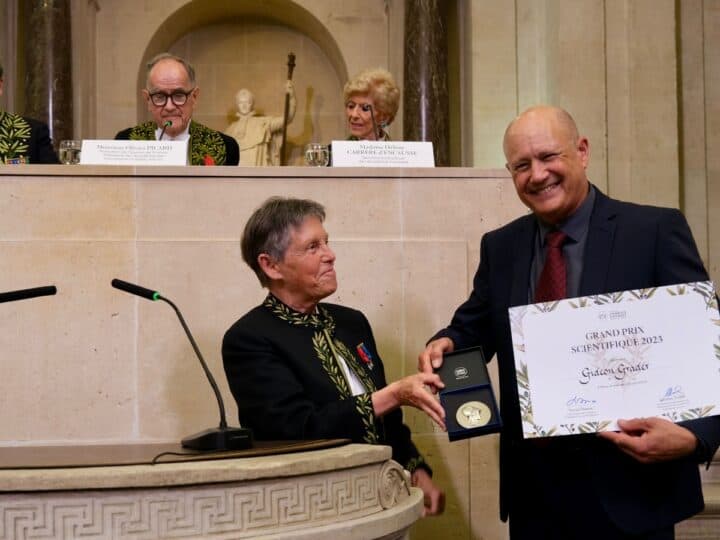 Prof. Gideon Grader receives the Prize from Prof. Odile Eisenstein. Photo courtesy of Institut de France