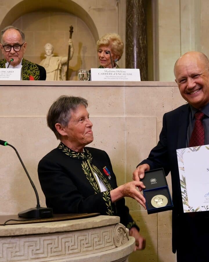 Prof. Gideon Grader receives the Prize from Prof. Odile Eisenstein. Photo courtesy of Institut de France