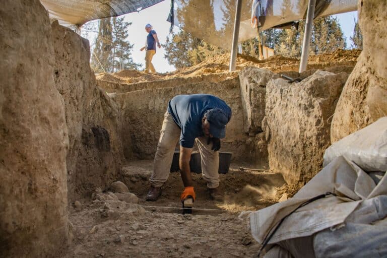 Des ouvriers de l'eau découvrent la plus ancienne porte de la ville d'Israël