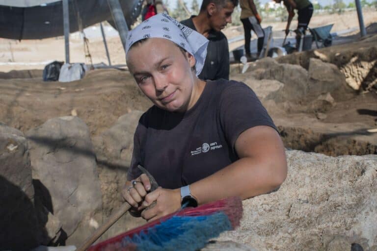 Des ouvriers de l'eau découvrent la plus ancienne porte de la ville d'Israël