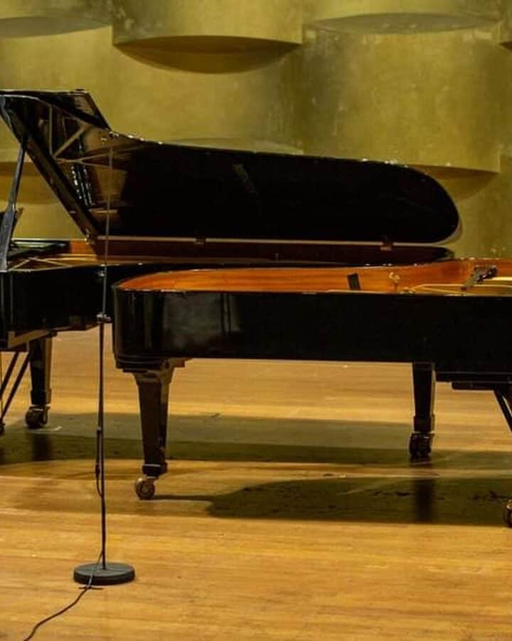 Two pianists during the Master Class Gala Concert at the Tel Aviv Museum in 2022. Photo by Alex Hanin