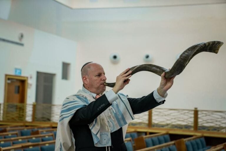 Artist with worldâ€™s longest shofar tooting for world record