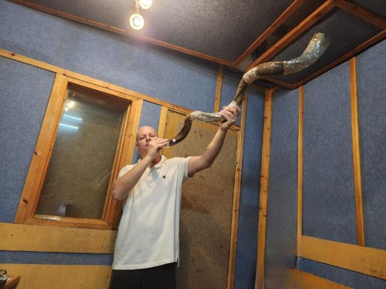 Artist with worldâ€™s longest shofar tooting for world record