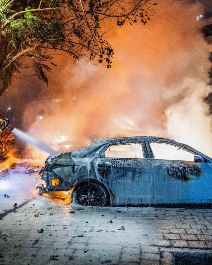 Firefighters try to put out burning cars at the scene where a rocket fired from Gaza landed in a residential area in Rishon LeZion , October 7, 2023. Photo by Yossi Aloni/Flash90 *** Local Caption *** ראשון לציון
כביש
רקטה
נפילה
חרבות ברזל