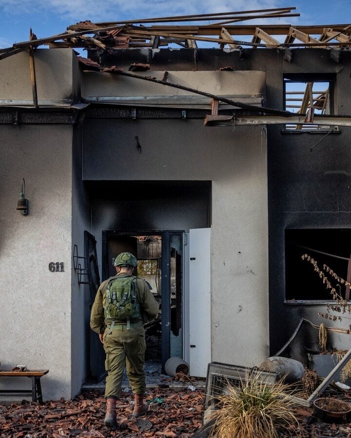 Israeli soldiers contemplate the destruction caused by Hamas in Kibbutz Be'eri, near the Israeli-Gaza border, October 17, 2023. Photo by Yonatan Sindel/Flash90