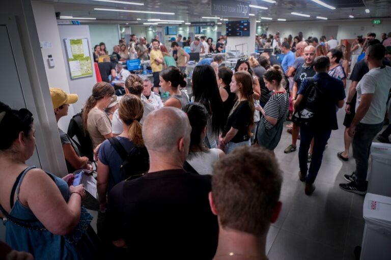 Hundreds line up at Tel Aviv Sourasky Medical Center to donate blood in the wake of mass attacks by terrorists infiltrating southern Israel and firing thousands of rockets, October 7, 2023. Photo by Avshalom Sassoni/Flash90