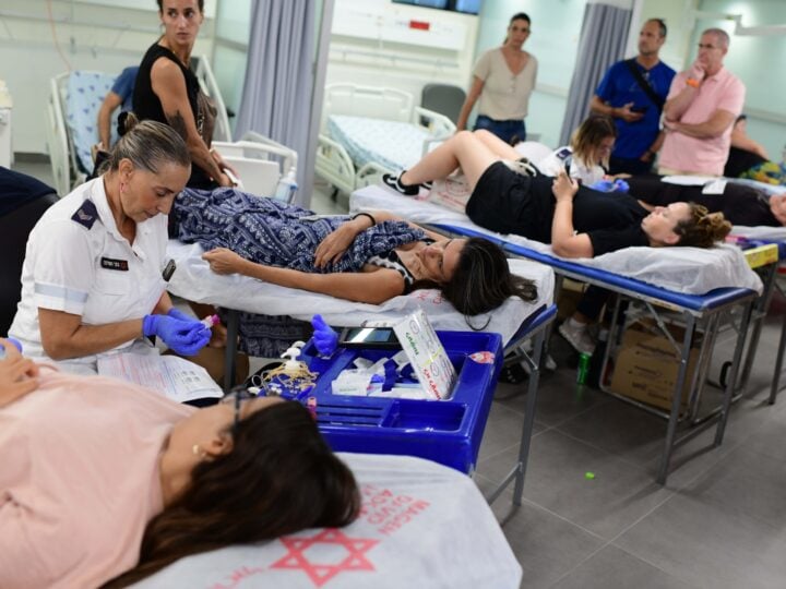 Hundreds of Israelis came to Tel Aviv Sourasky Medical Center to donate blood on October 7, 2023. Photo by Tomer Neuberg/Flash90