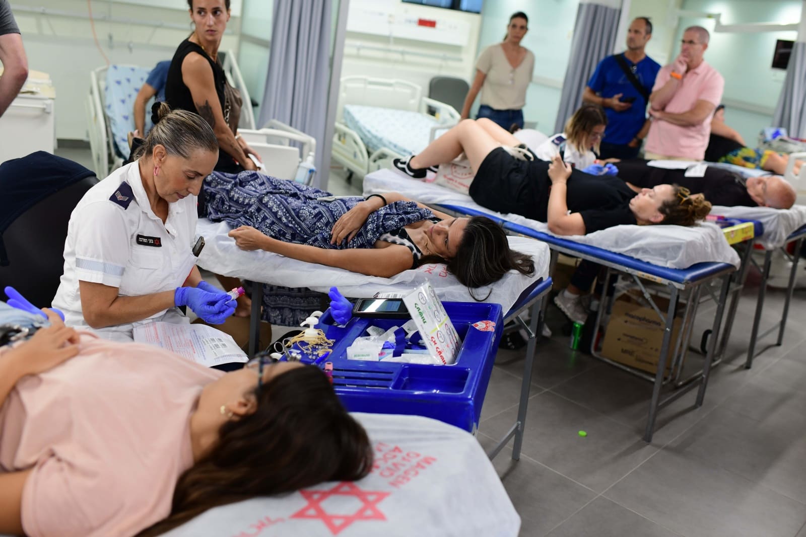 Hundreds of Israelis came to Tel Aviv Sourasky Medical Center to donate blood on October 7, 2023. Photo by Tomer Neuberg/Flash90