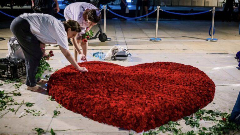 A heart made out of flowers as part of the Flower People Project. Photo by Roy Arama CRS/Tel Aviv-Yafo Municipality