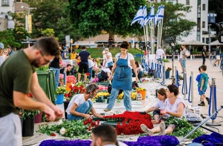 People working on the Flower People Project. Photo by Roy Arama CRS/Tel Aviv-Yafo Municipality