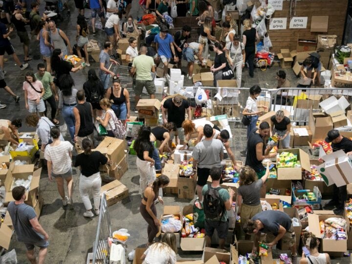 Israeli citizens pack donations of food and other necessities for the Israeli soldiers and citizens in Tel Aviv, October 9, 2023. Photo by Miriam Alster/Flash90×ª×œ ×�×‘×™×‘
× ×ž×œ
×ª×œ
×�×‘×™×‘