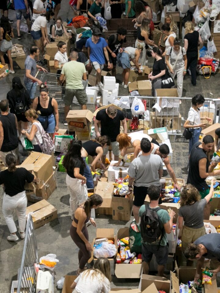 Israeli citizens pack donations of food and other necessities for the Israeli soldiers and citizens in Tel Aviv, October 9, 2023. Photo by Miriam Alster/Flash90תל אביב
נמל
תל
אביב
